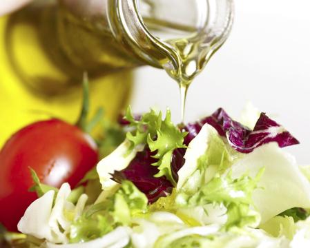 Enriqueciendo la ensalada con Aceite de Oliva Virgen Extra